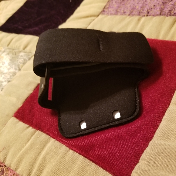 Apple iHome Fitness Arm Band - Picture 5 of 6